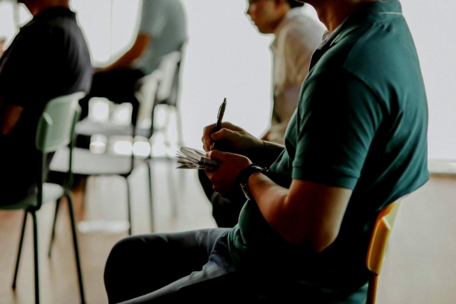 Estudiantes trabajando en ejercicios de planificación financiera utilizando métodos cognitivos avanzados